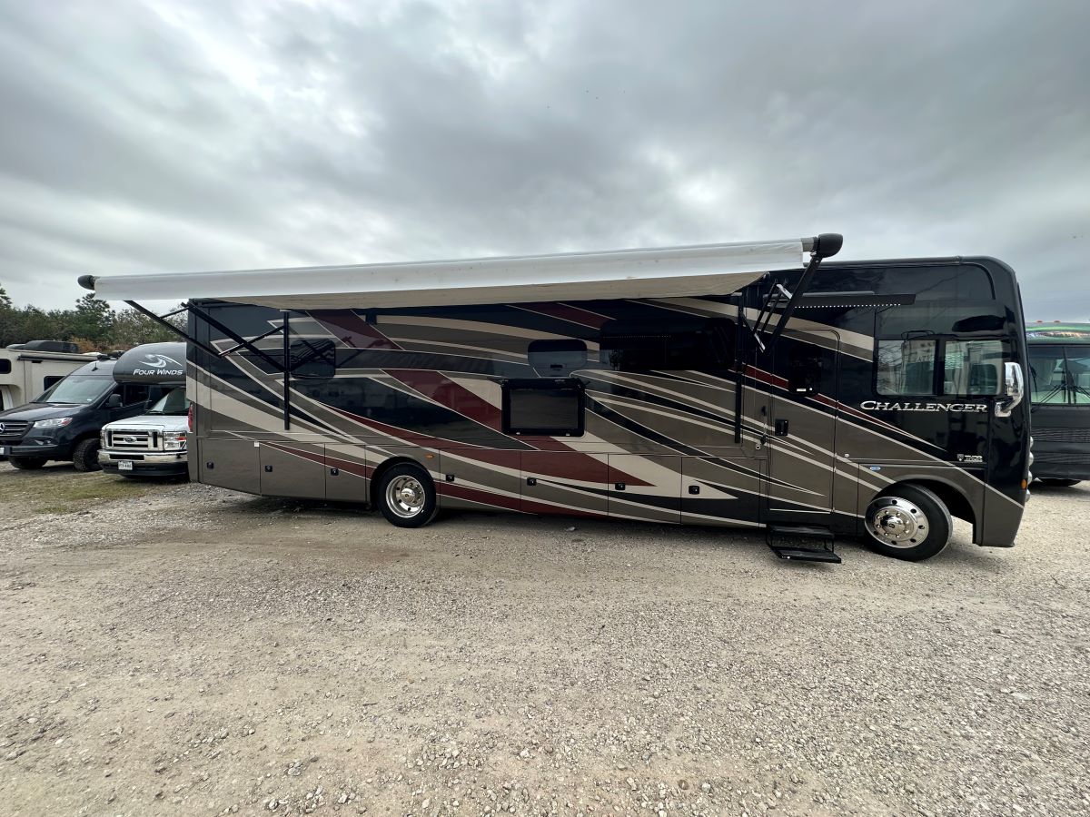 CLASS A- MOTORHOME THOR CHALLENGER 2 SLIDE-OUTS