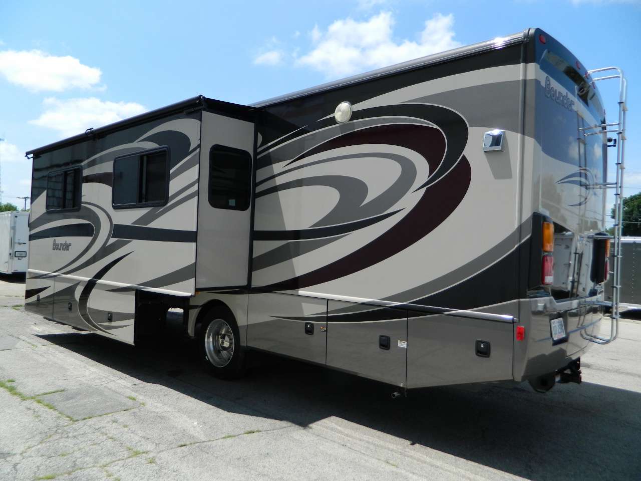 Vehicle Details RV, Motorhome and Travel Trailer rentals in Chicago, Illinois!