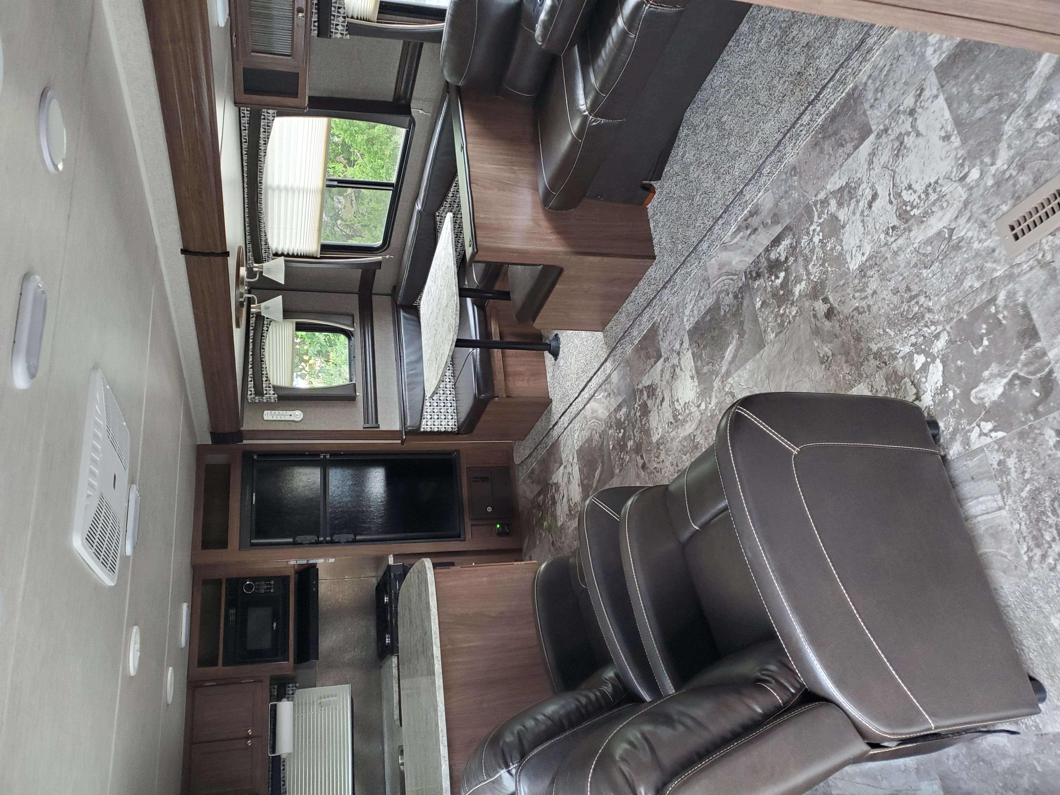 Vehicle Details | RV, Motorhome and Travel Trailer rentals in Springfield, Missouri!