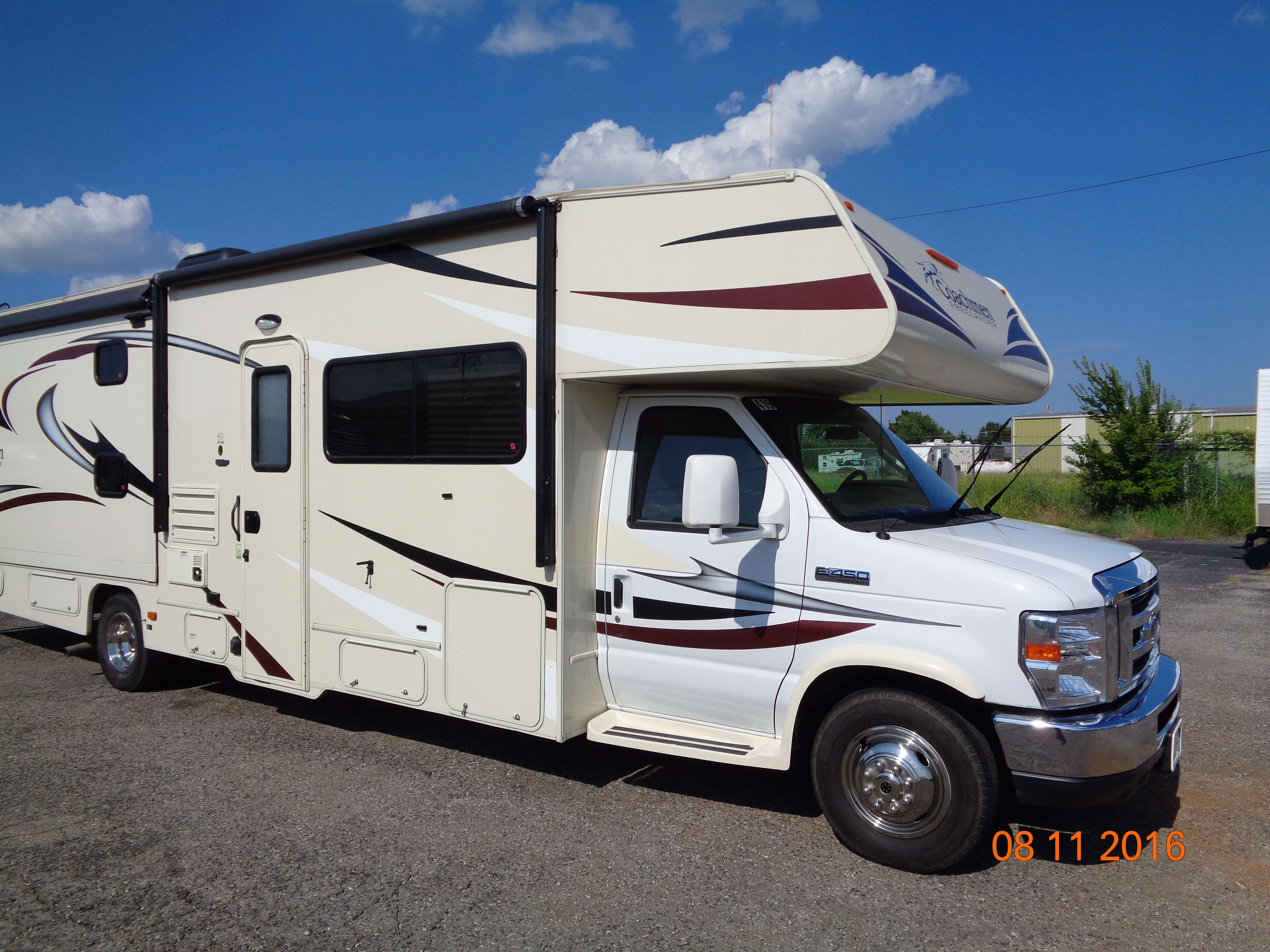 Class C - 2 Slides Bunks Coachmen Freelander 32BH