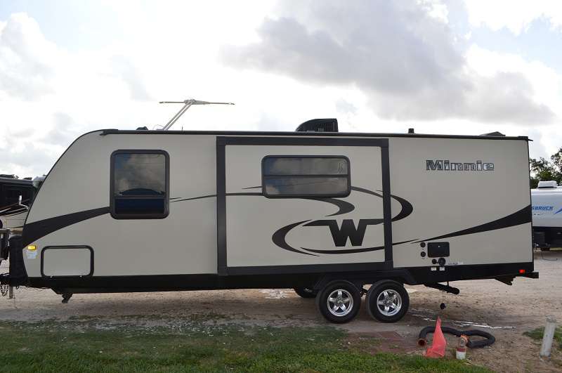Travel Trailer - 1 Slide Out - Winnebago 2455BHS