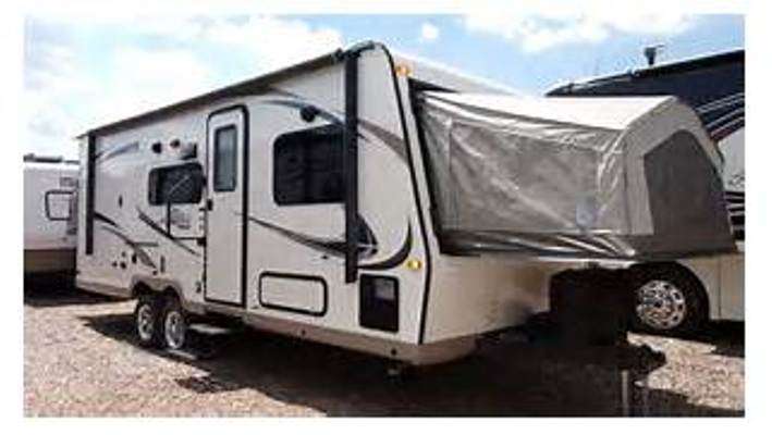 Travel Trailer-Expandable 1 slide out Shamrock 233S