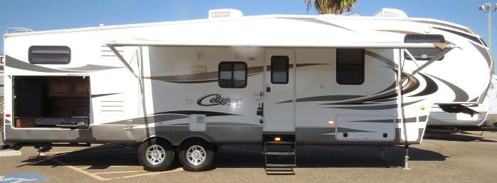 5th Wheel - 3 Slide Outs w/ Bunks Cougar 330RBK
