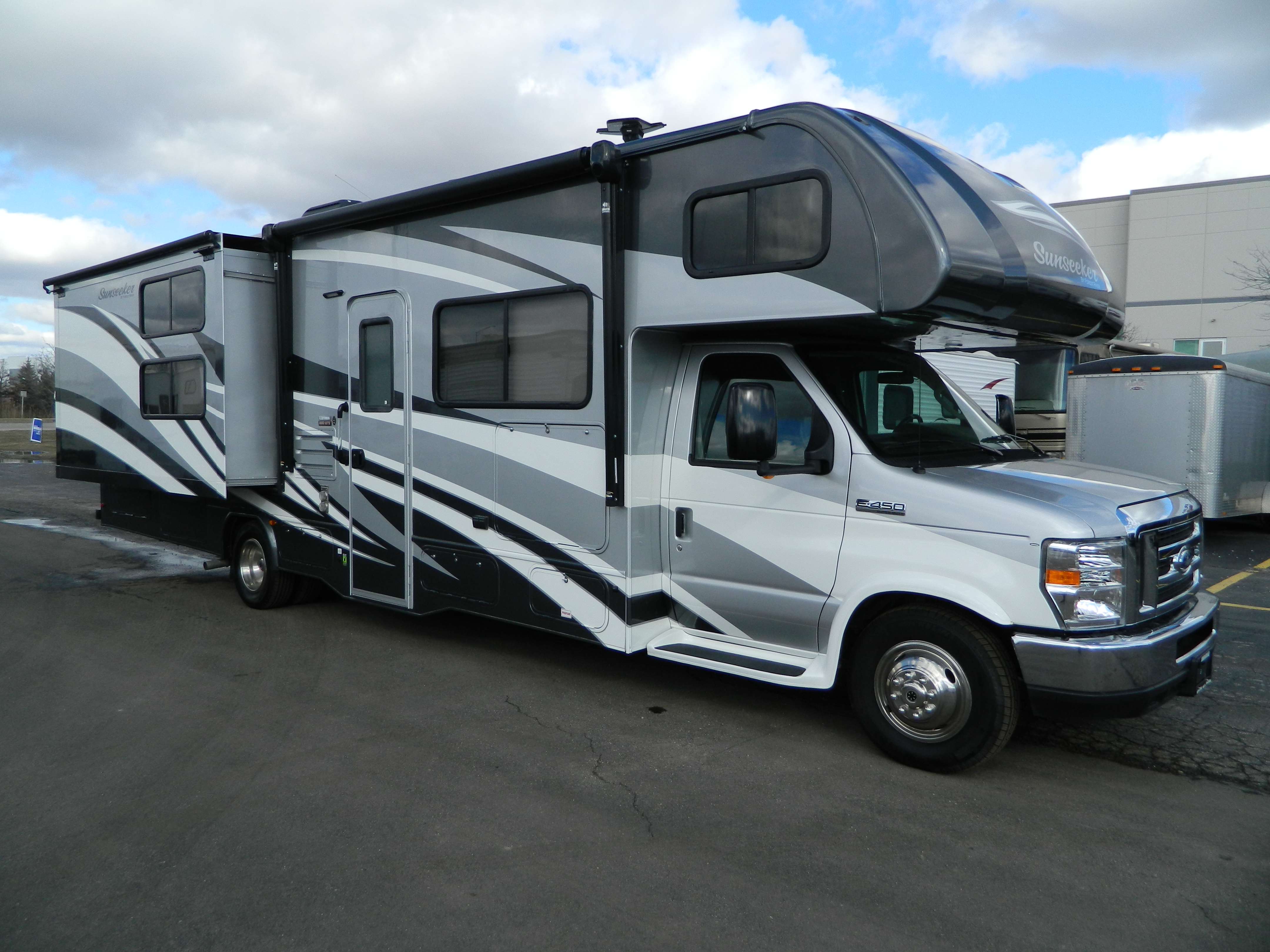 Class C - 2 Slide Outs - Sunseeker Bunk - 3170 DS