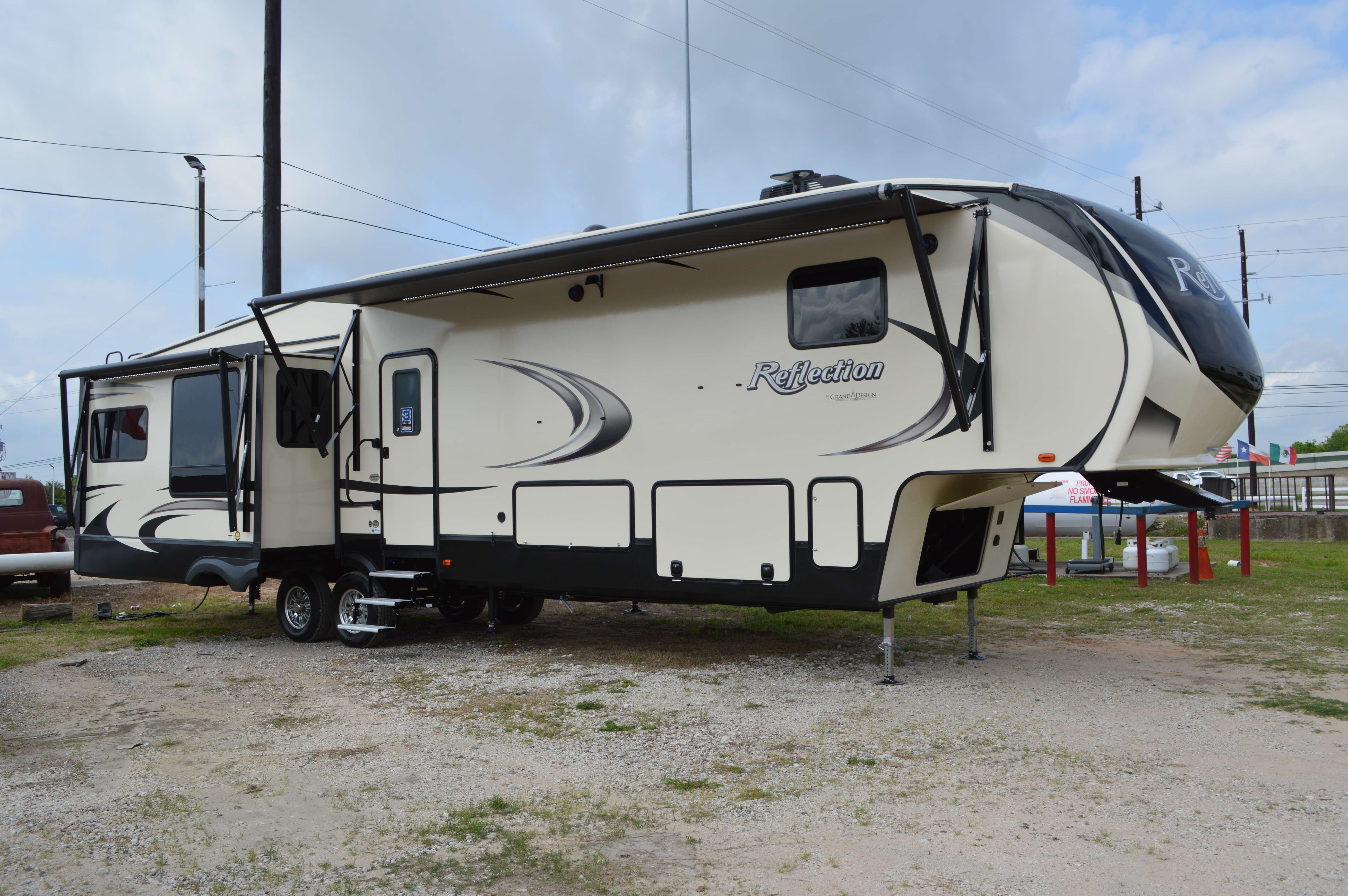 5th Wheel - 4 Slide Out with Bunks - Reflection