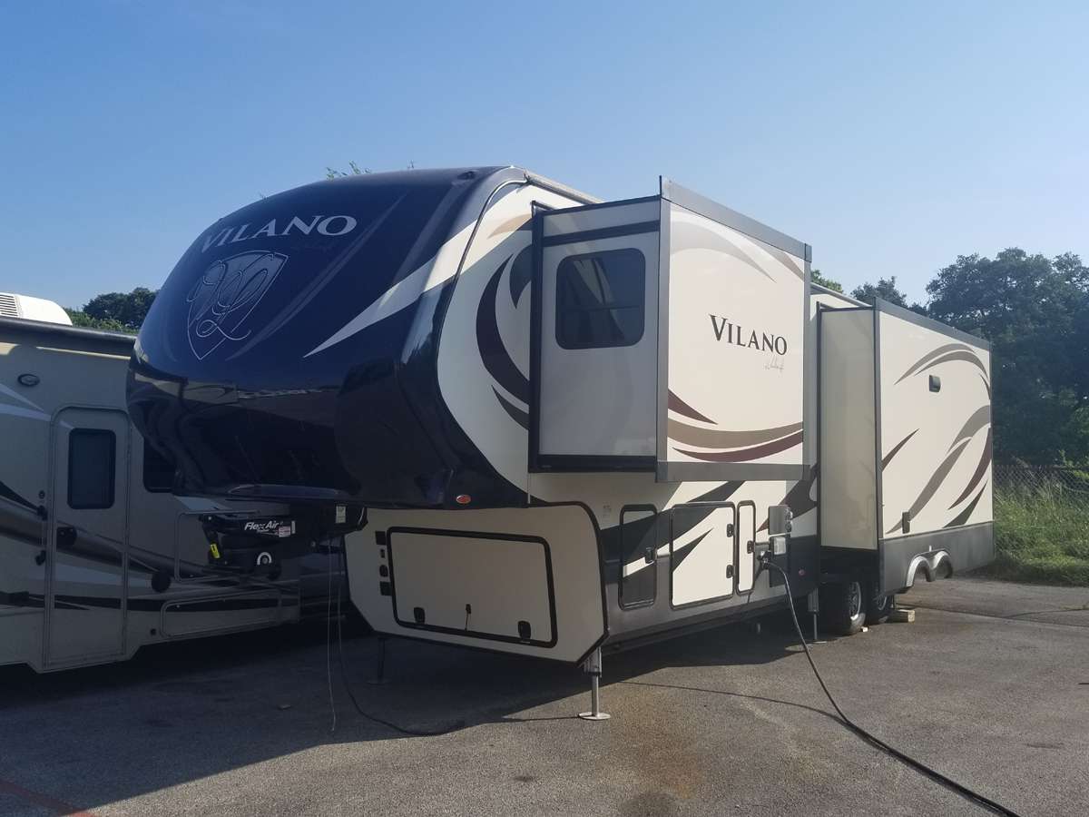 5th Wheel - 3 Slide Outs Vilano 365RL