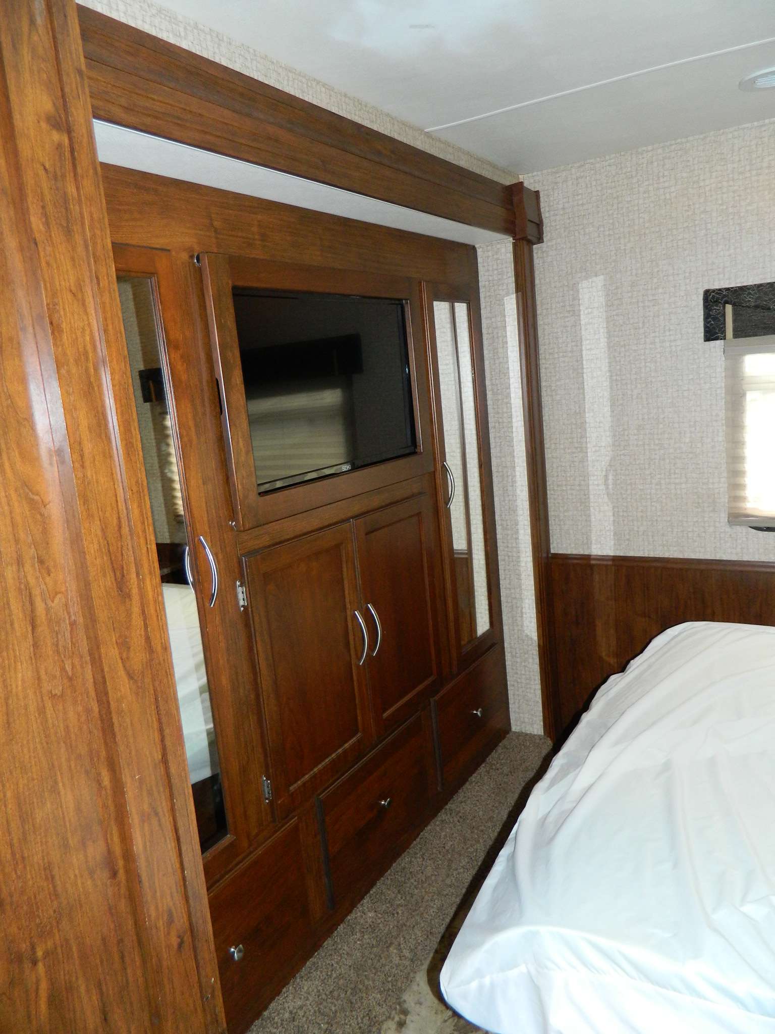Pursuit 33BH, 2 Slides, Overhead retractable bed, bunk beds