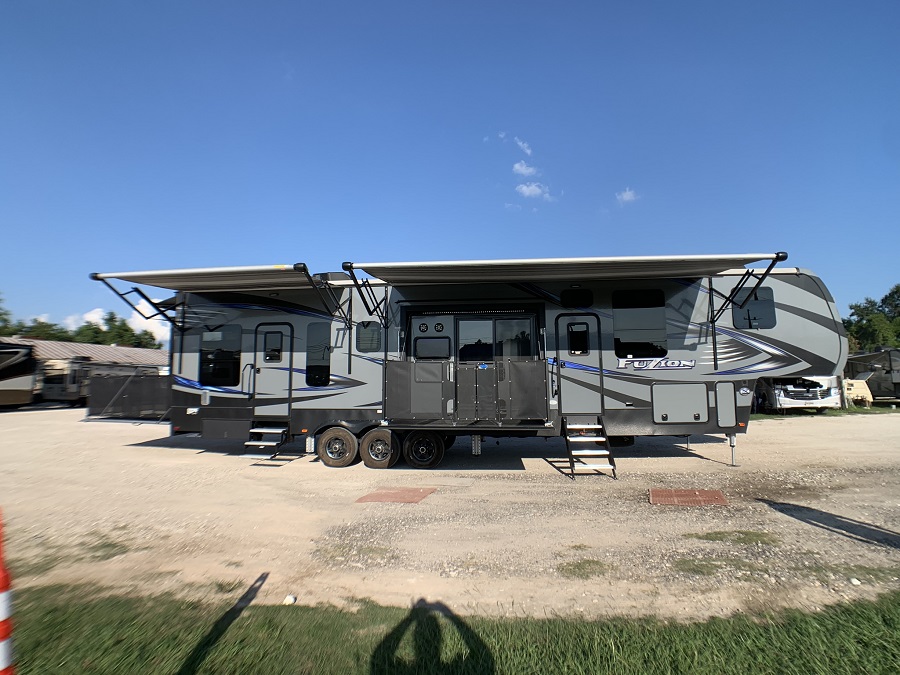 5th wheel toy hauler - 2 slide out - 1.5 bath - Keystone Fusion