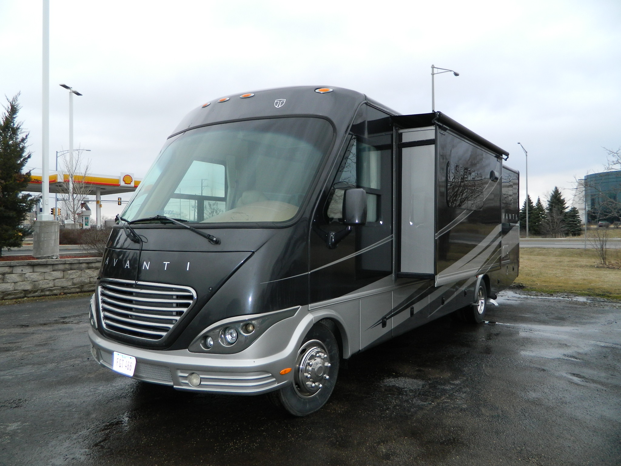 1 Slide out, front electric bed, u-shaped dinette