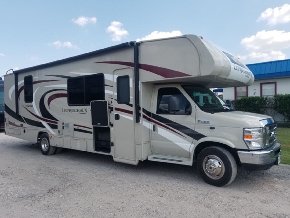 Class C - 2 Slide-outs Coachmen Leprechaun 311FS