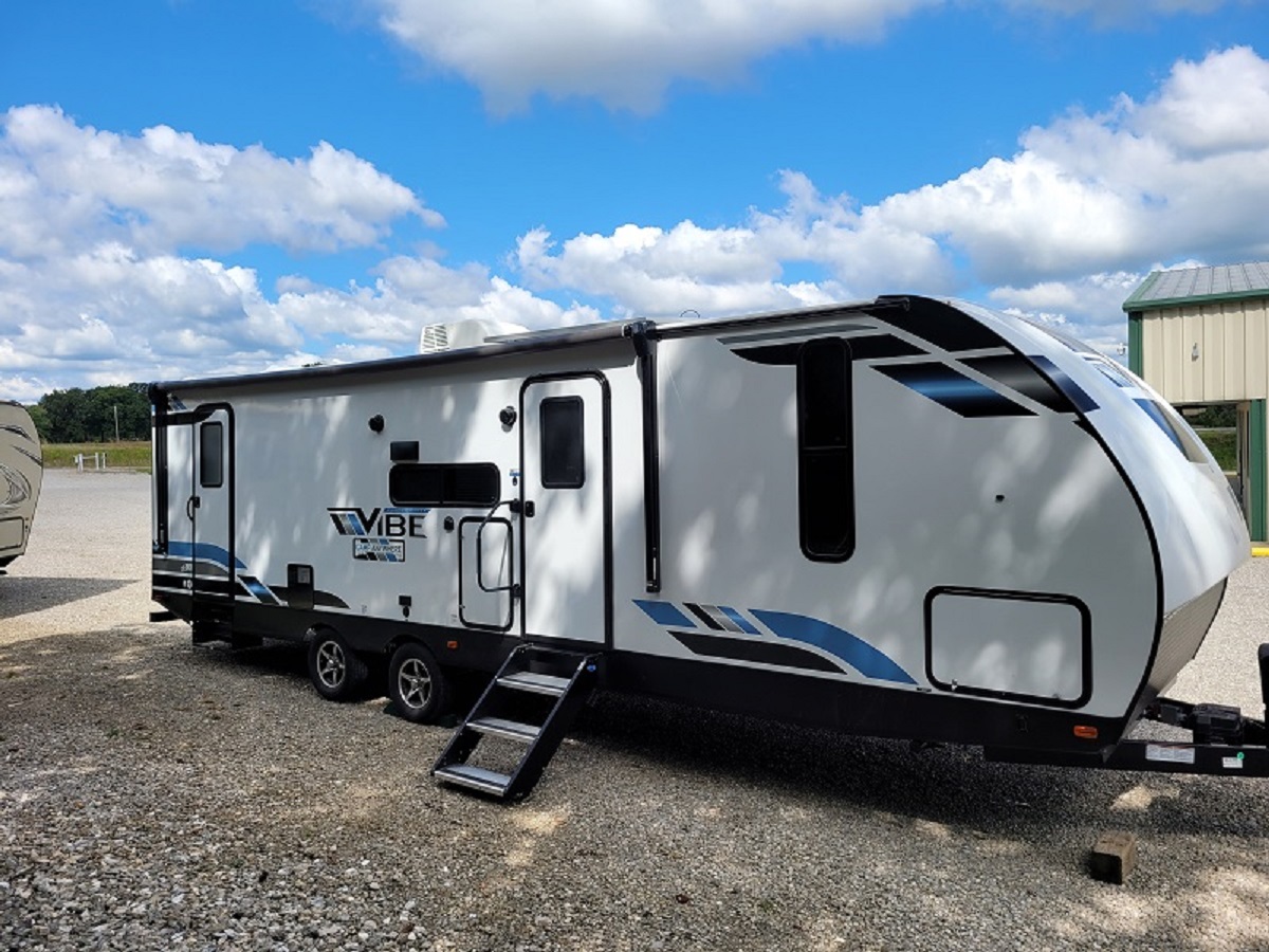 Travel Trailer- 1 Slide Out, 2022 Vibe 26BH with bunks