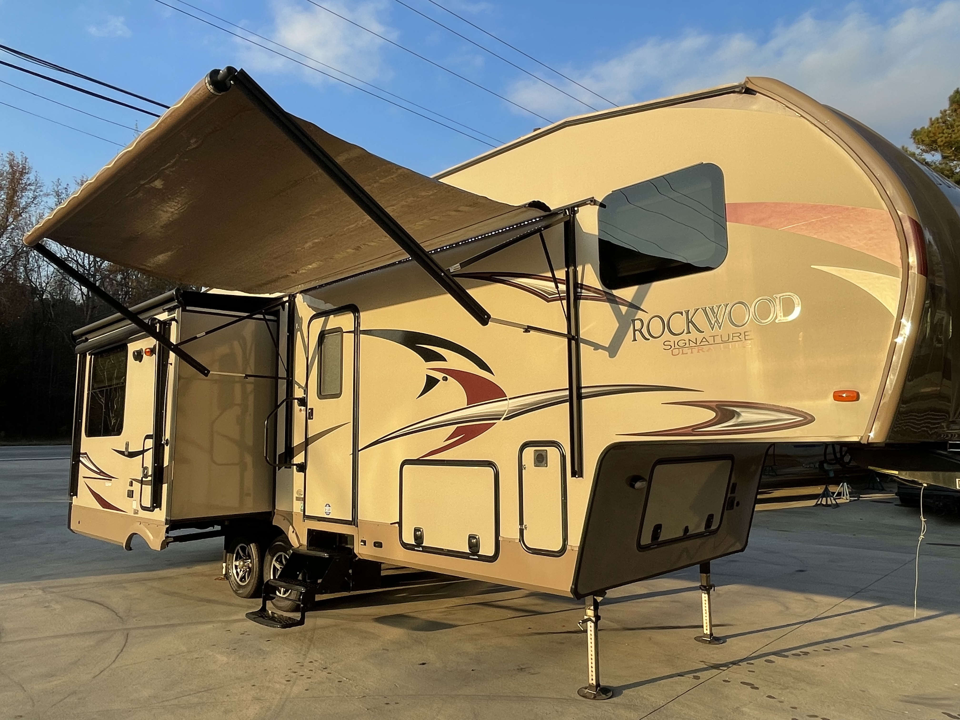 FIFTH WHEEL FOREST RIVER ROCKWWOD M-8289WS 3 SLIDE OUTS
