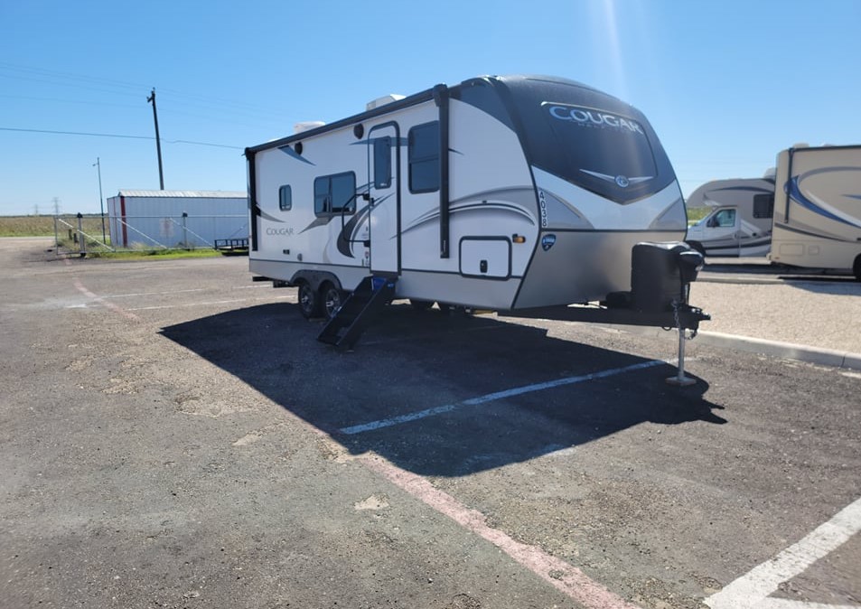 TRAVEL TRAILER - 1 SLIDE OUT - COUGAR