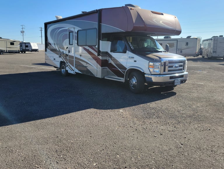 Class C - 2 Slide Out Leprechaun 260 DS
