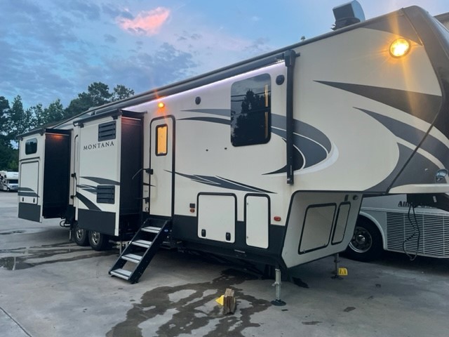 Keystone Montana Fifth Wheel-5 slides