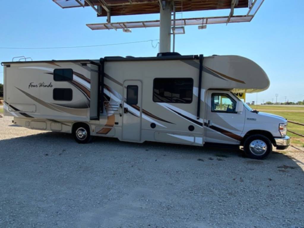Class C- 2 Slideouts Thor Four Winds 30D w/bunks
