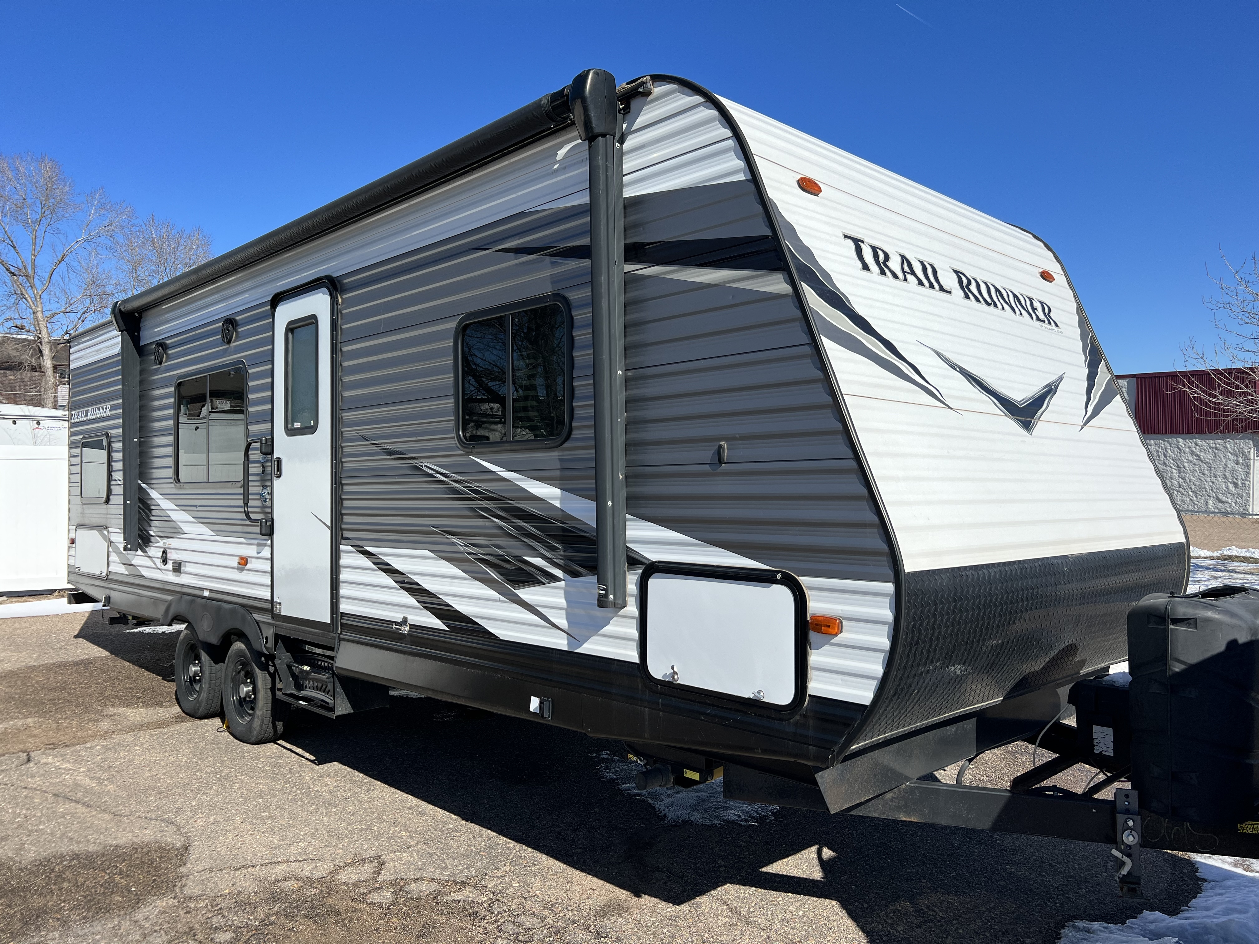 1 Slide out Trail Runner 261JM