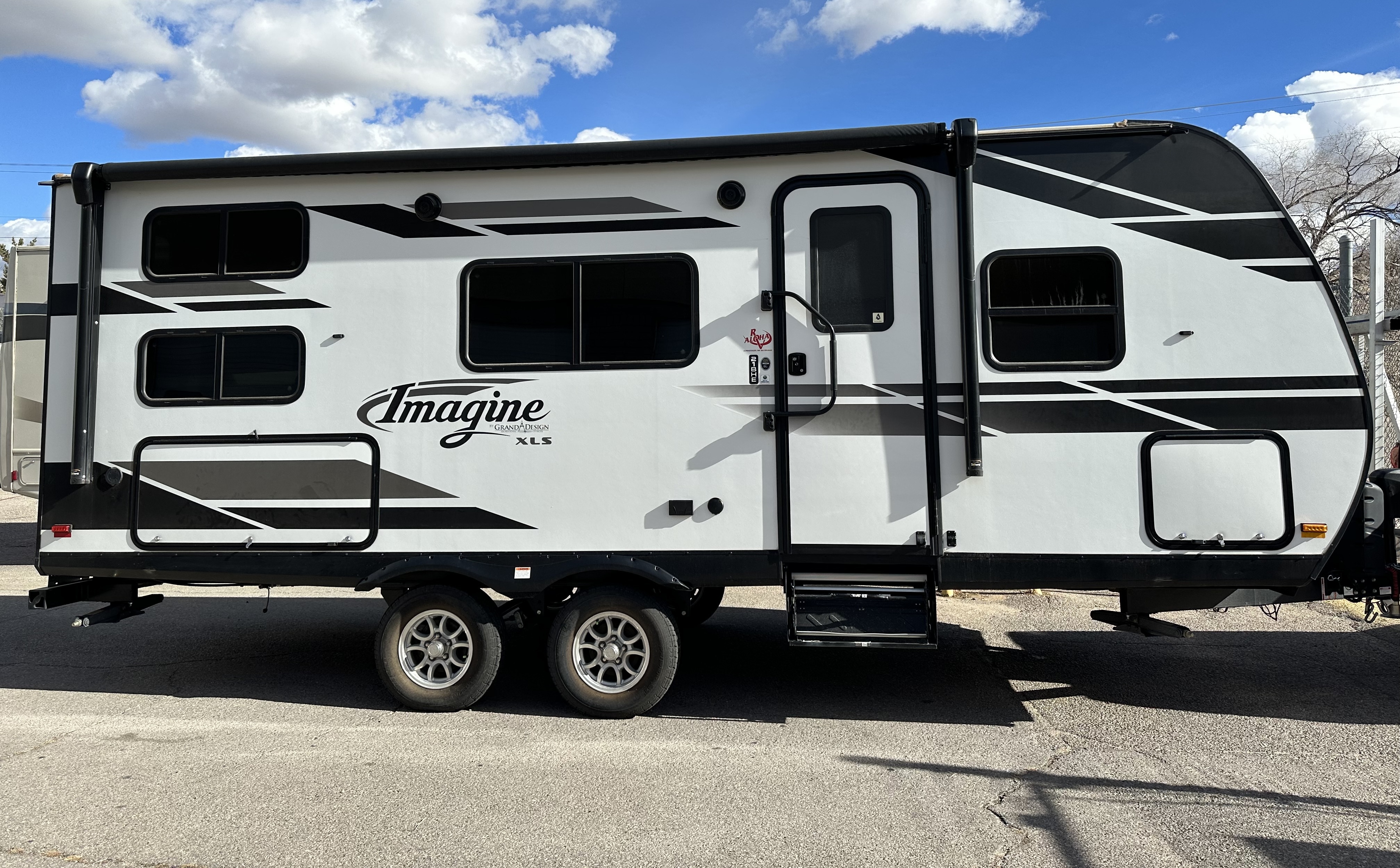 Travel Trailer- Non slide Imagine XLS series M-21BHE