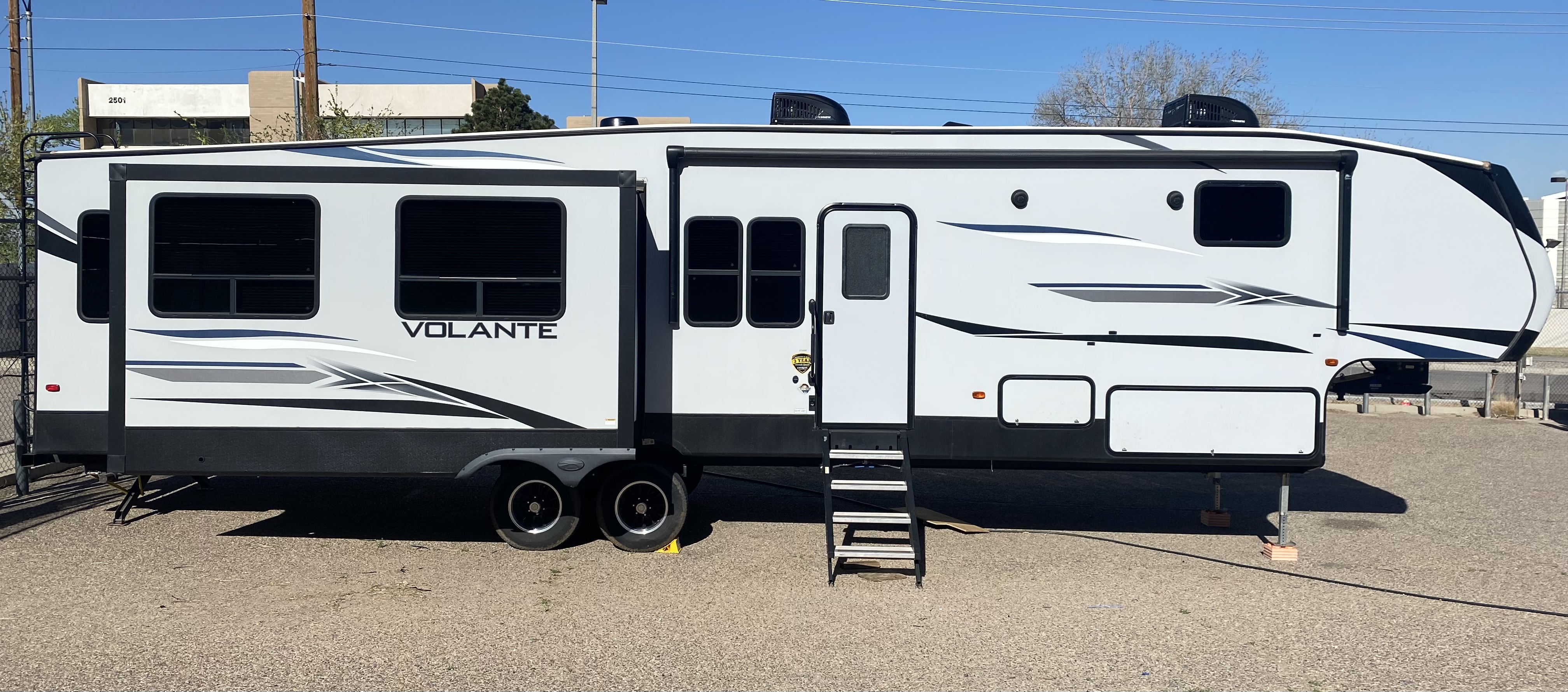 5th Wheel - 3 Slide Outs Crossroads Volante M-370 BR