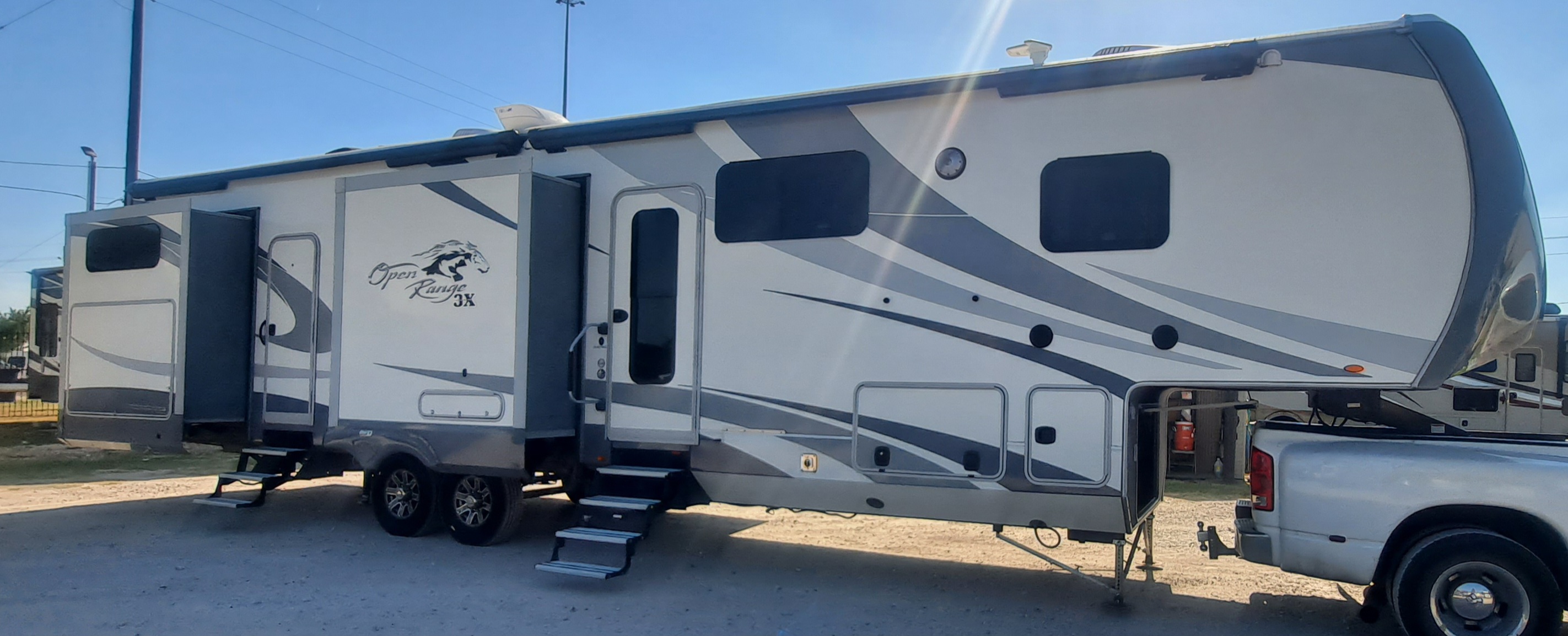 5th WHEEL TRAVEL TRAILER OPEN RANGE 3X 1.5 BATH AND HUGE BUNK HOUSE