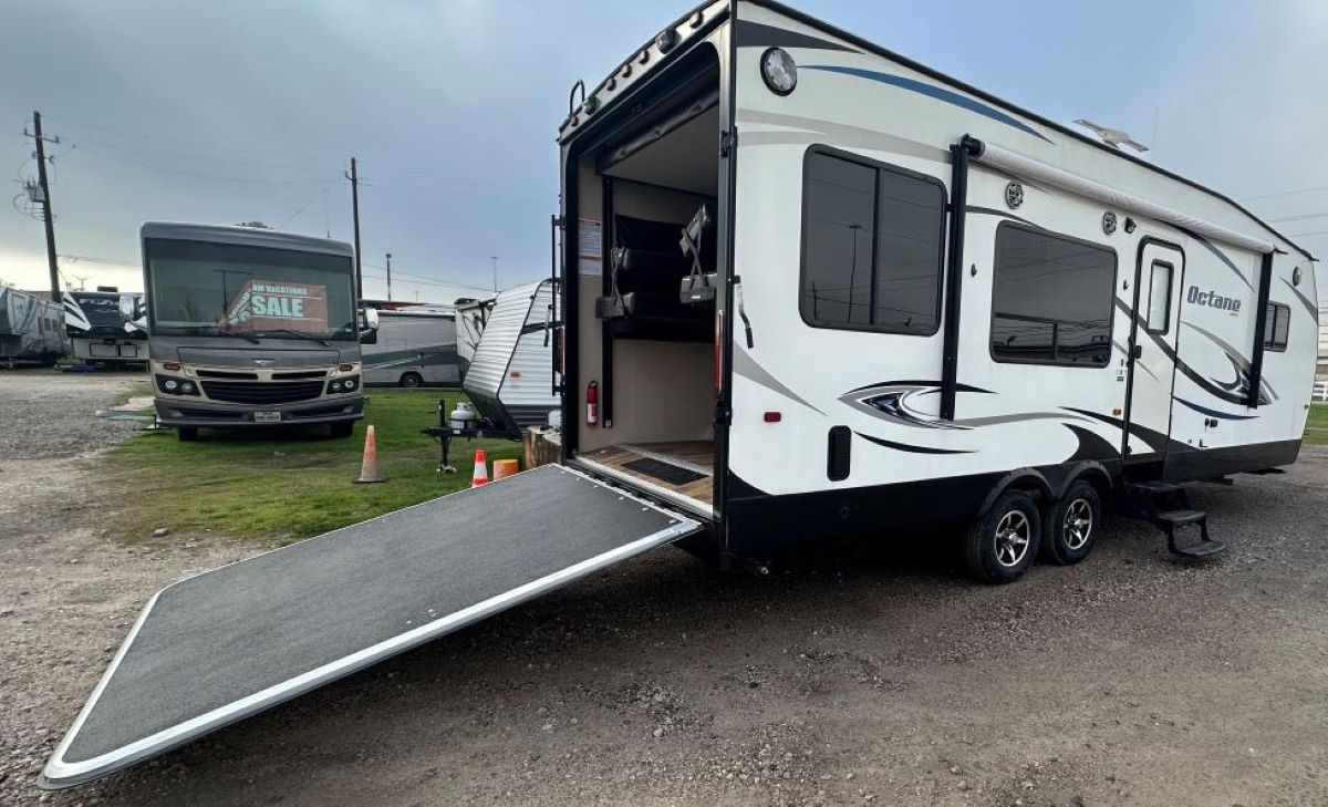 TRAVEL TRAILER- JAYCO OCTANE TOY HAULER T26Y