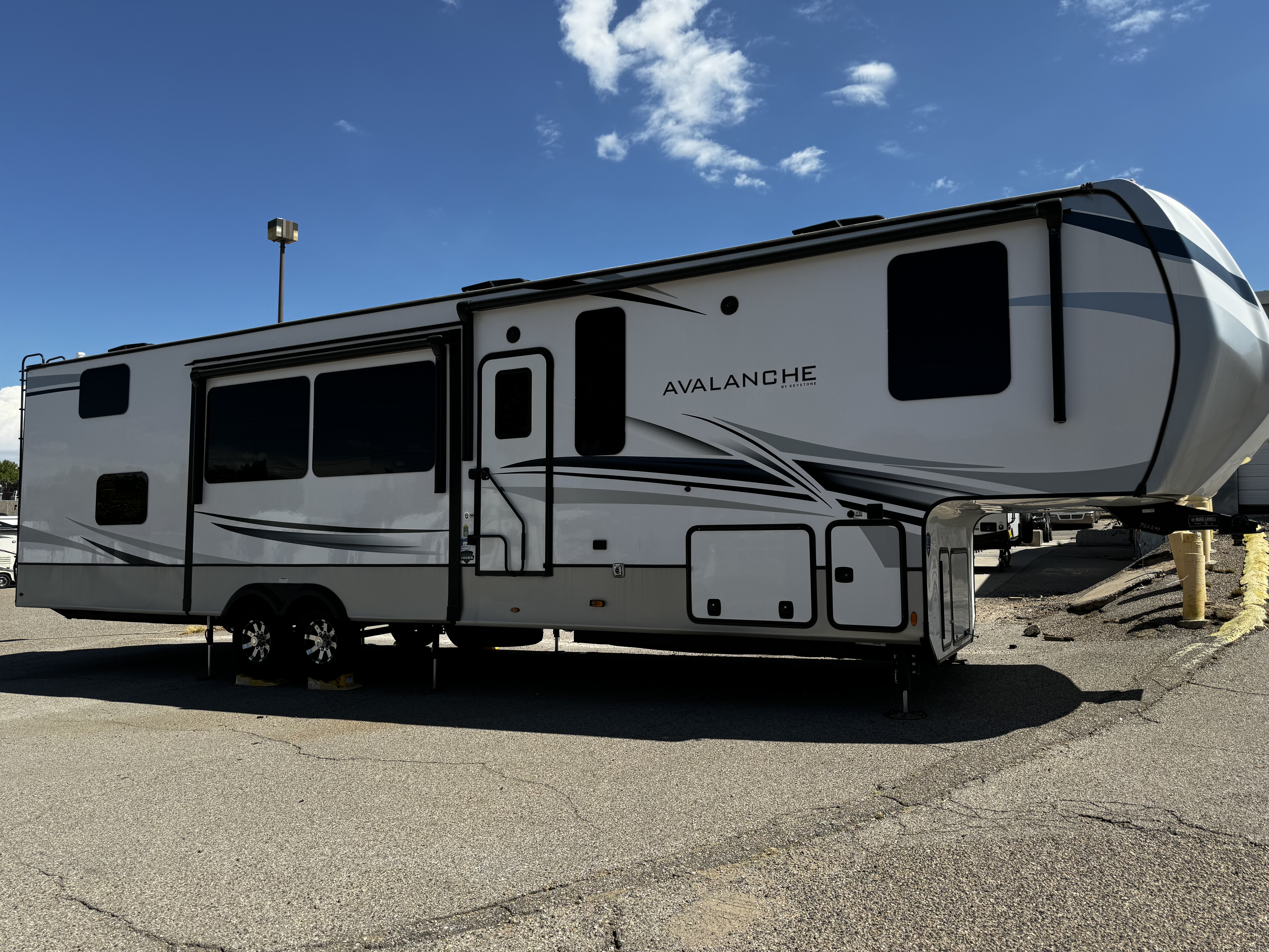 5th Wheel - 4 Slide Out Avalanche 390DS