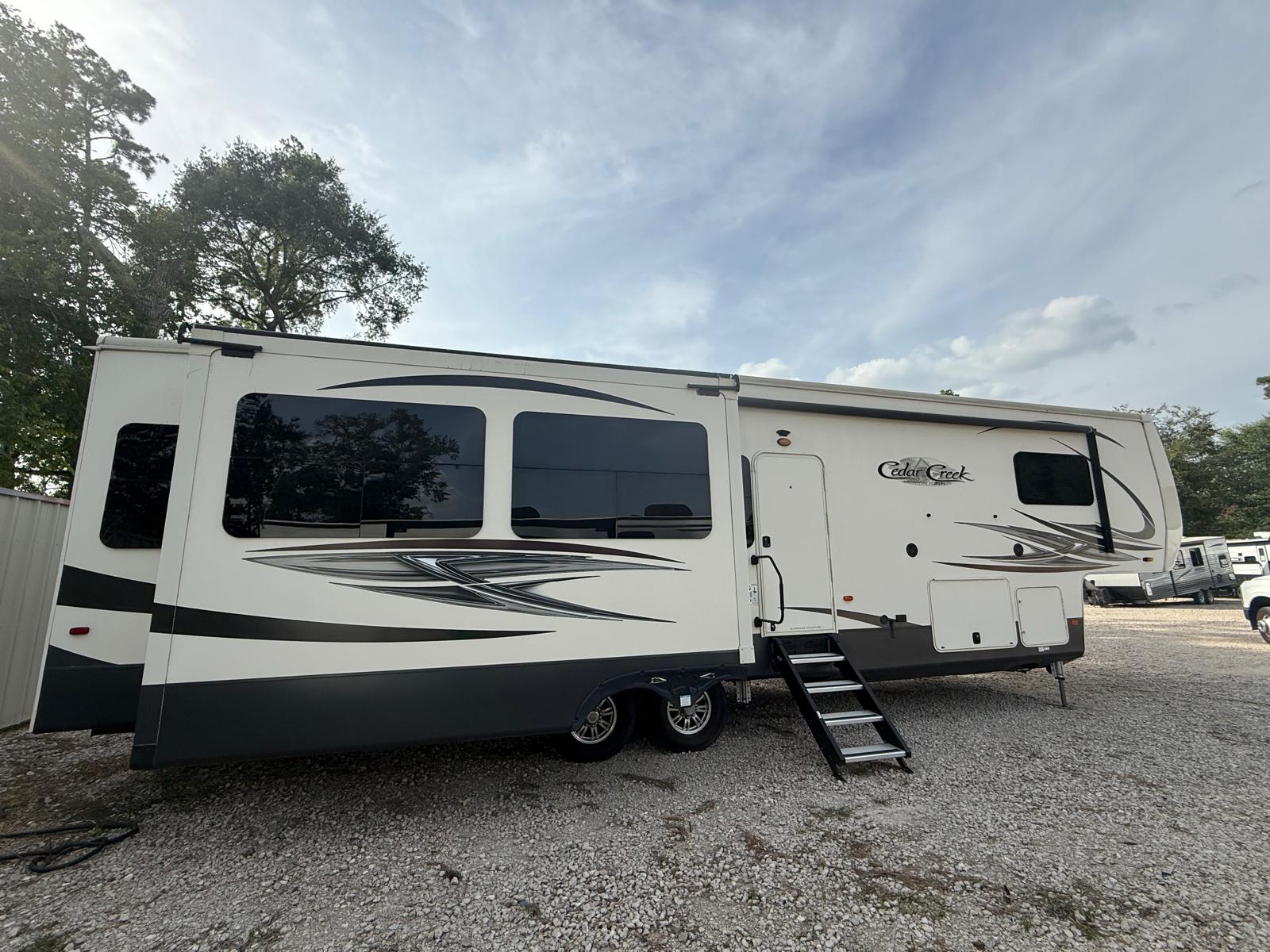 5th Wheel - Forest River Cedar Creek Hathaway