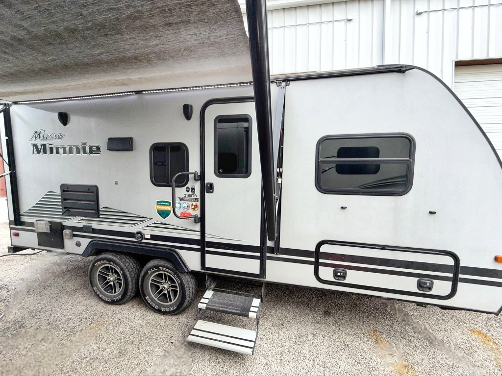 Travel Trailer - 1 Slide Out Winnebago Micro Minnie 2108TB