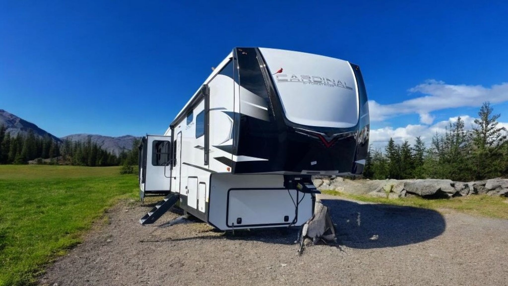 5th Wheel - 3 Slide Outs Cardinal Limited 367DVLE