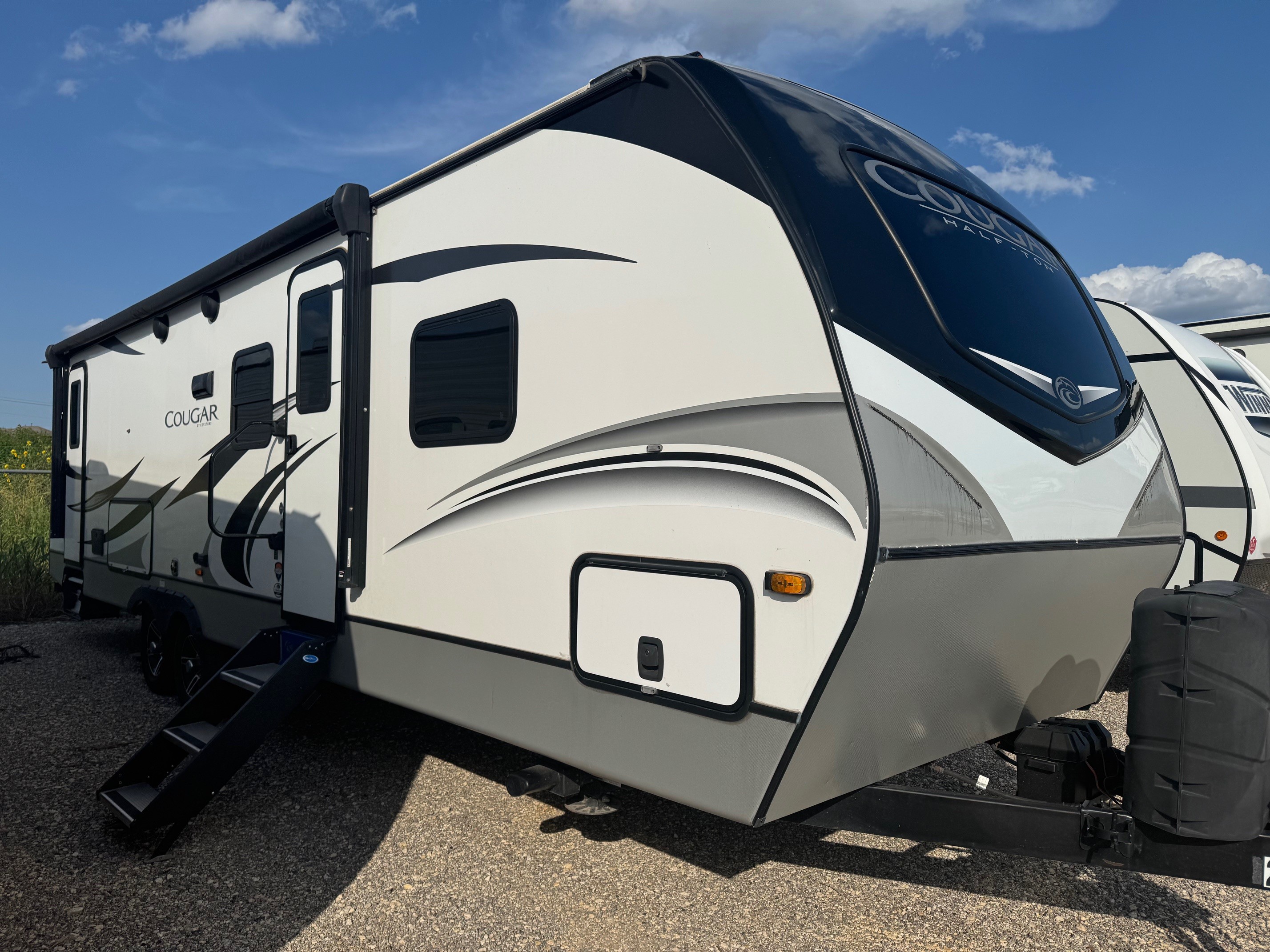 Travel Trailer - 1 Slide Out  Keystone Cougar 29BHS