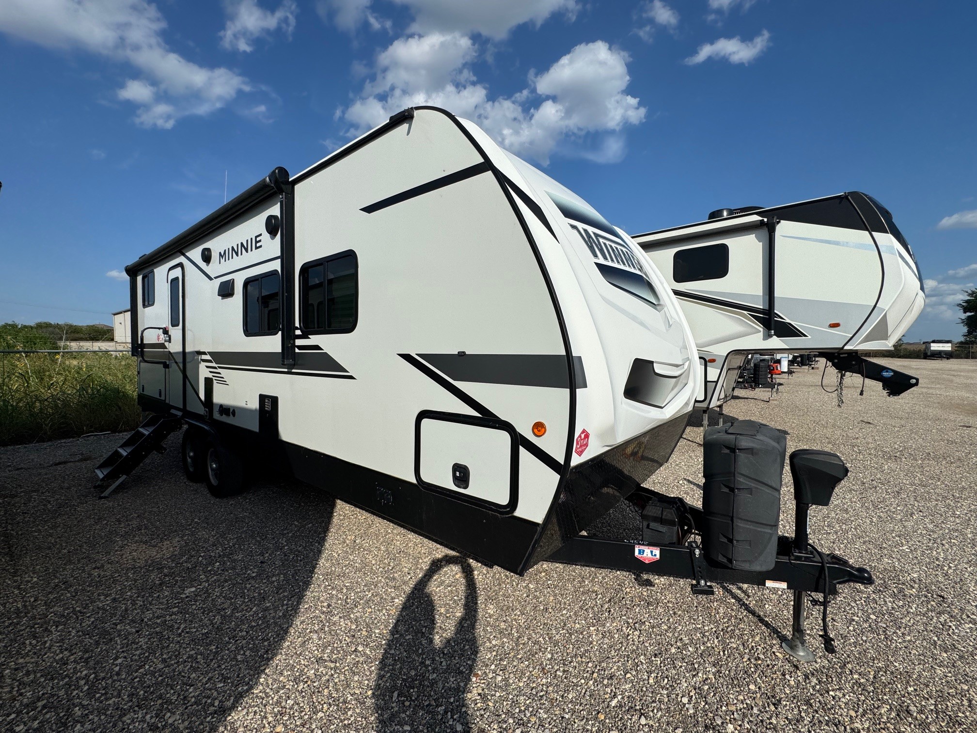 Travel Trailer - 1 Slide Winnebago Minnie 2301BHS w/ Bunks