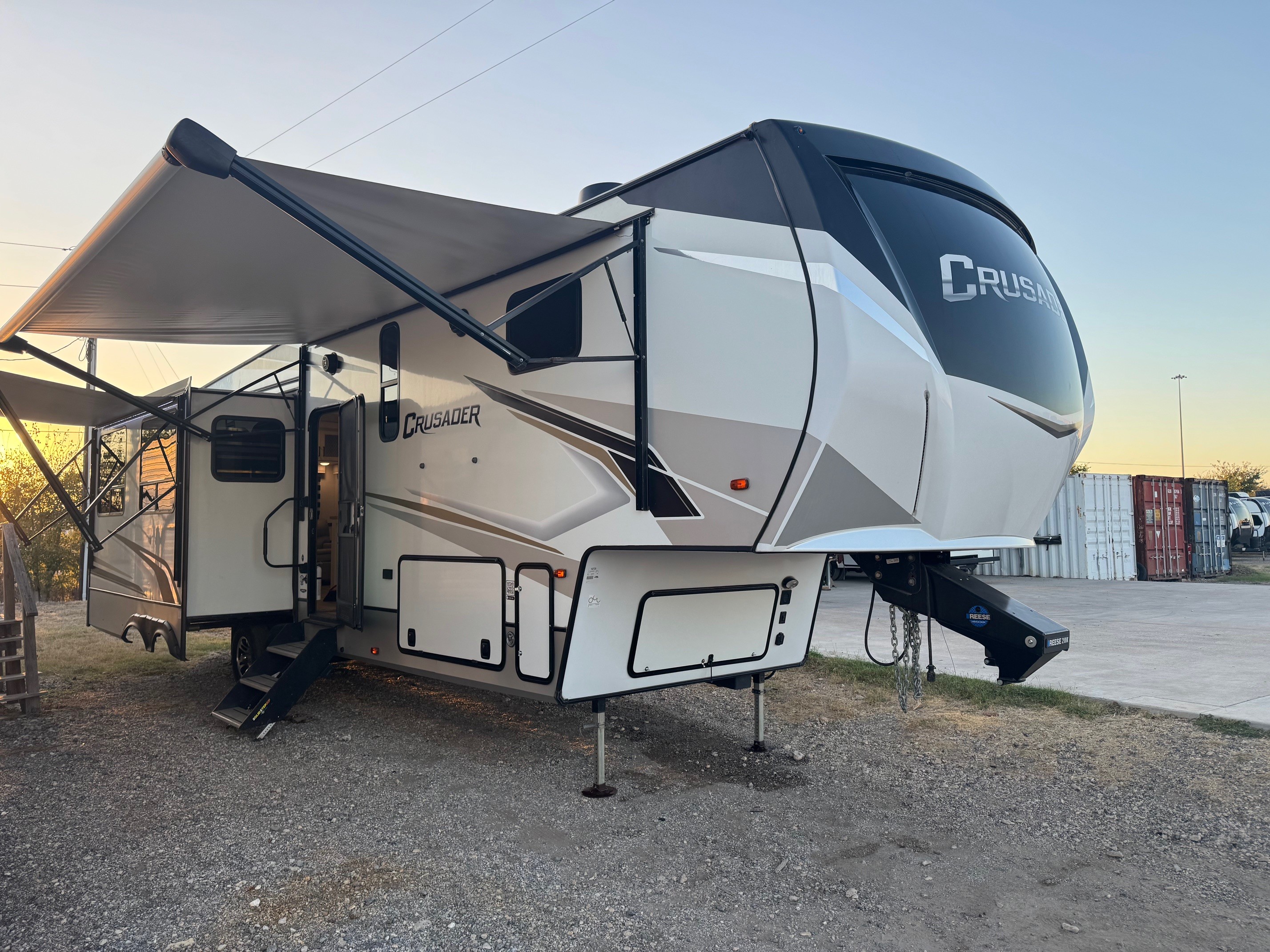5th Wheel (gooseneck) -3 Slide Outs Crusader 335RLP Rear Living