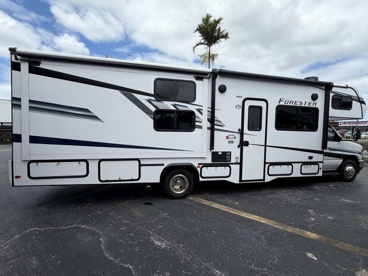 Class C- 2 slideouts with bunks- Forester