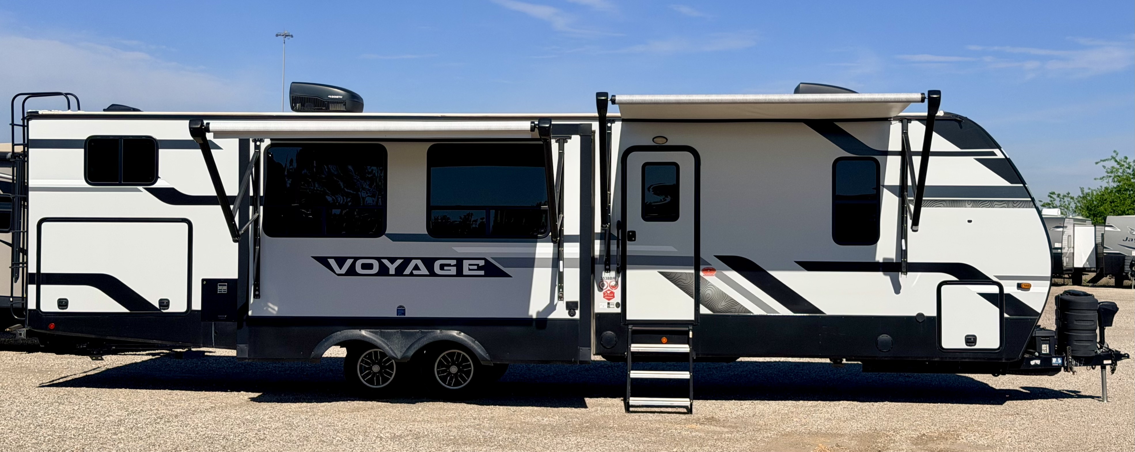 Travel Trailer - 3 Slide Outs Winnebago Voyage 3538 BR