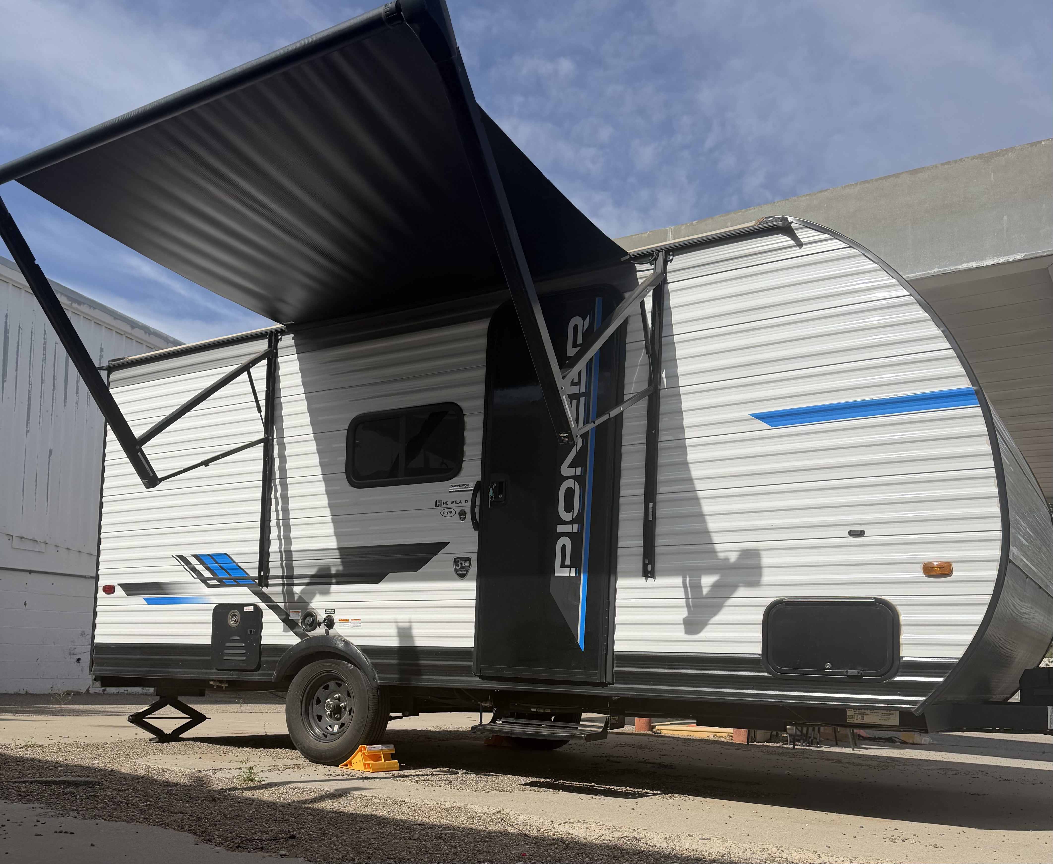 Travel Trailer - No Slide - Coleman 17B