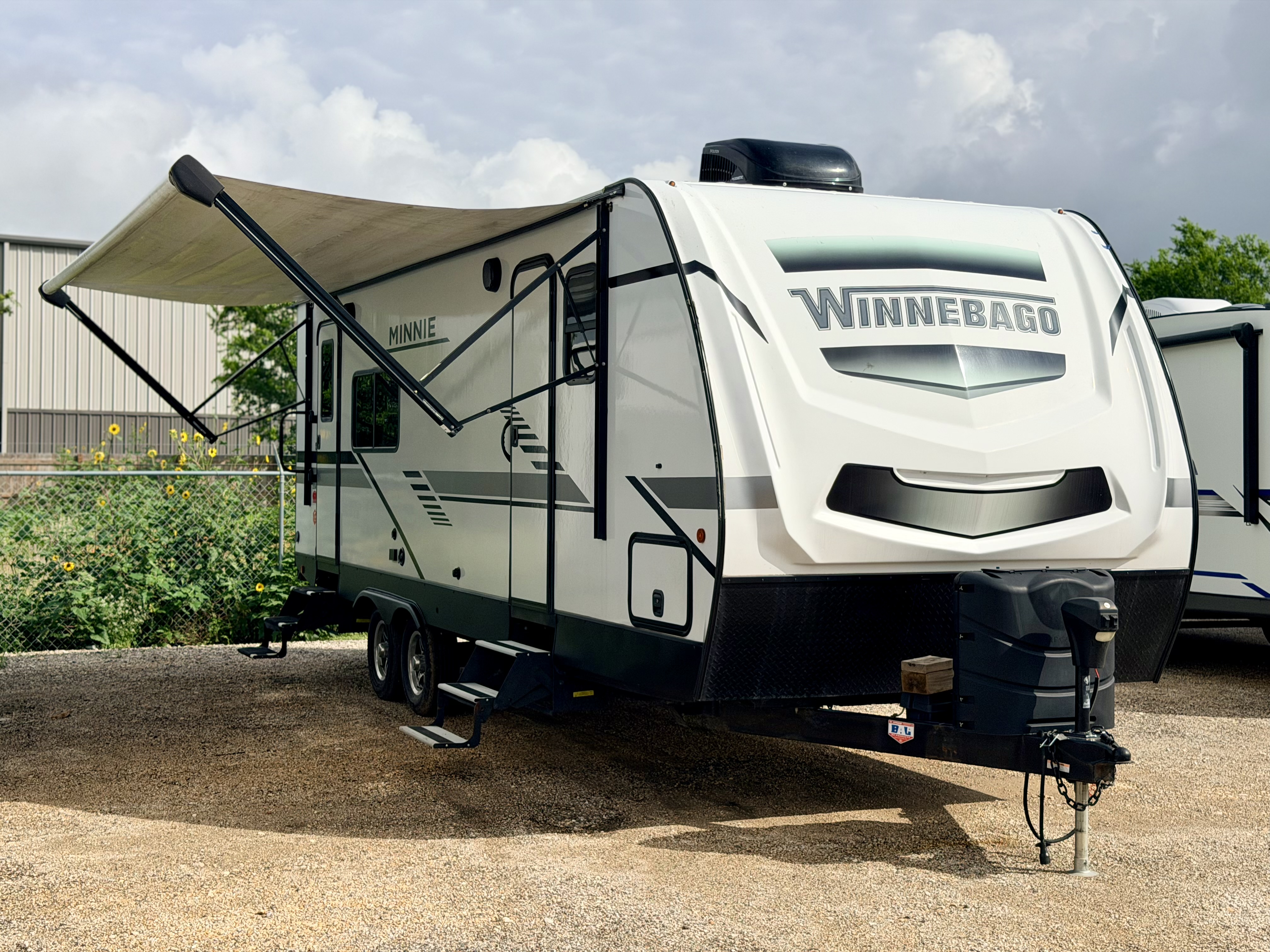 Travel Trailer- 1 Slide Out Winnebago Minnie 2529RG
