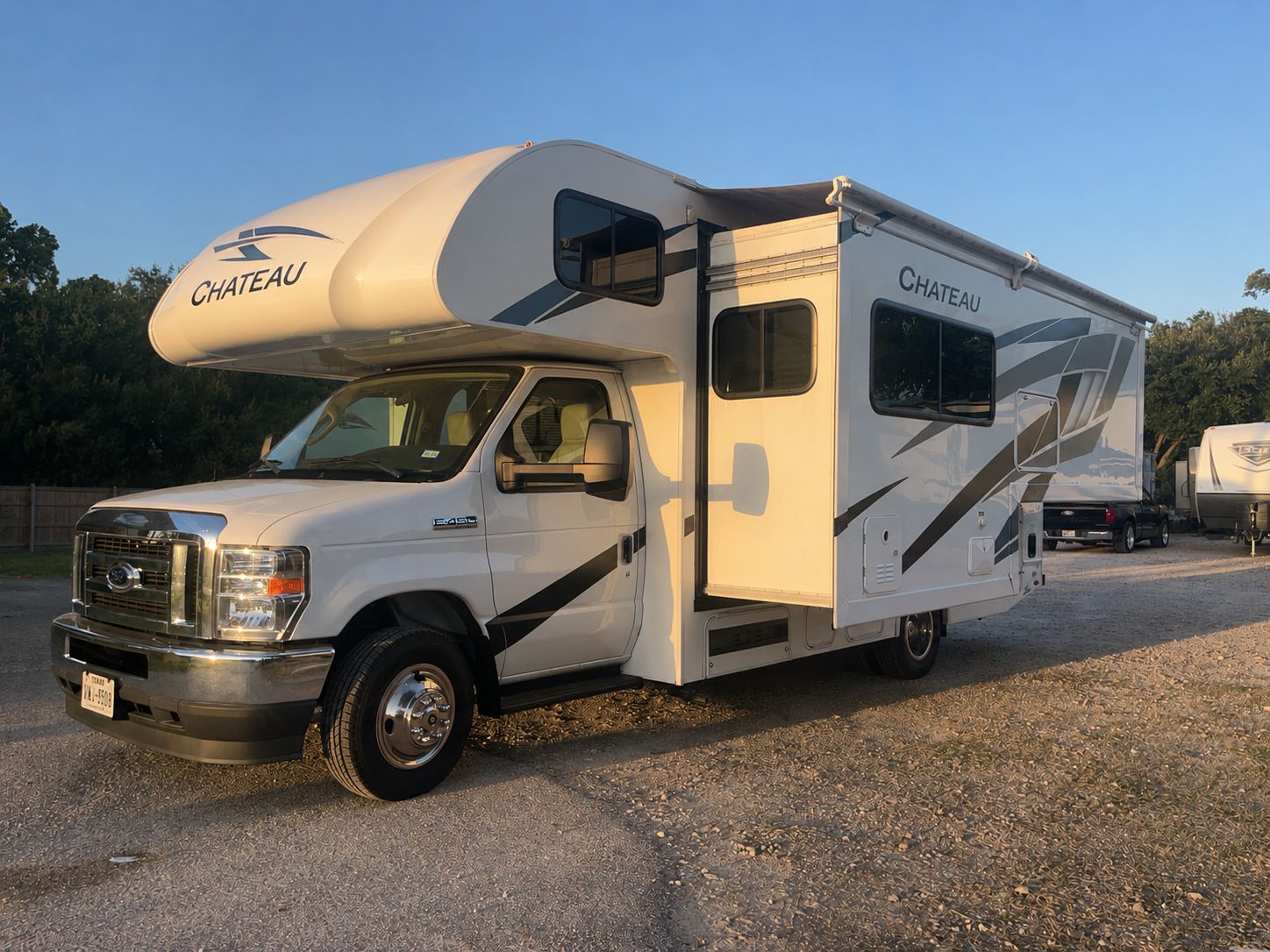 Class C - 1 Slide-out Thor Chateau 24F